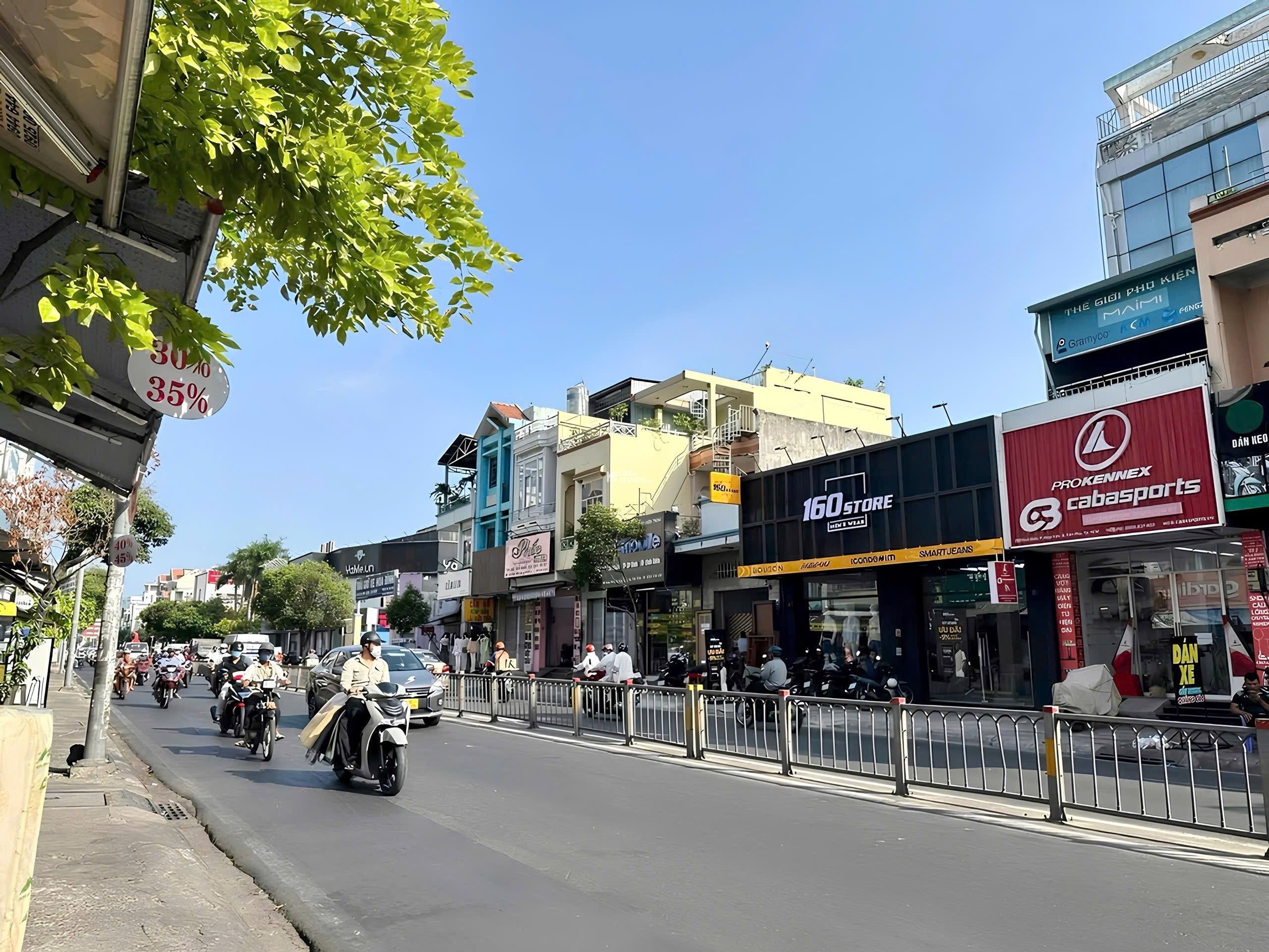 Mặt Tiền Cạnh Đầm Sen  - Kinh Doanh Đỉnh -- Nhà Đúc 3 Tầng - chỉ 8,x ty