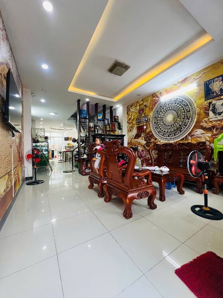 Nhà mặt tiền KDC Nam Hùng Vương.Có hầm để xe oto thuận tiện đi lại các quận 