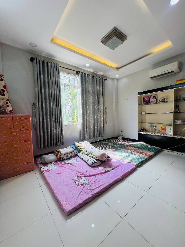 Nhà mặt tiền KDC Nam Hùng Vương.Có hầm để xe oto thuận tiện đi lại các quận 