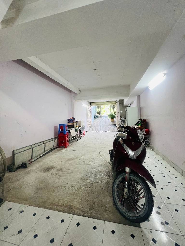 Nhà mặt tiền KDC Nam Hùng Vương.Có hầm để xe oto thuận tiện đi lại các quận 