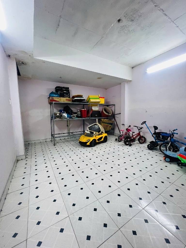 Nhà mặt tiền KDC Nam Hùng Vương.Có hầm để xe oto thuận tiện đi lại các quận 