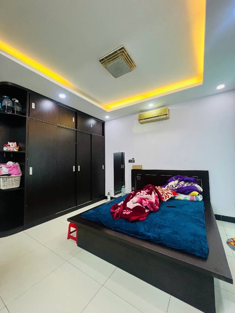 Nhà mặt tiền KDC Nam Hùng Vương.Có hầm để xe oto thuận tiện đi lại các quận 