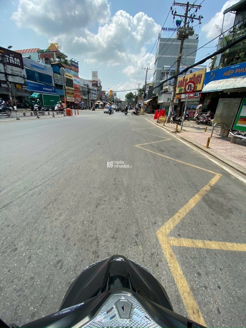 Nhà mặt tiền đường lê văn việt diện tích 240m vị trí đẹp kinh doanh tốt