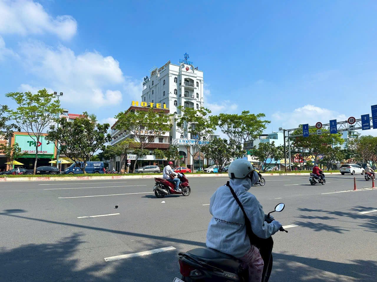 Nhà mặt tiền đường lê văn việt diện tích 240m vị trí đẹp kinh doanh tốt