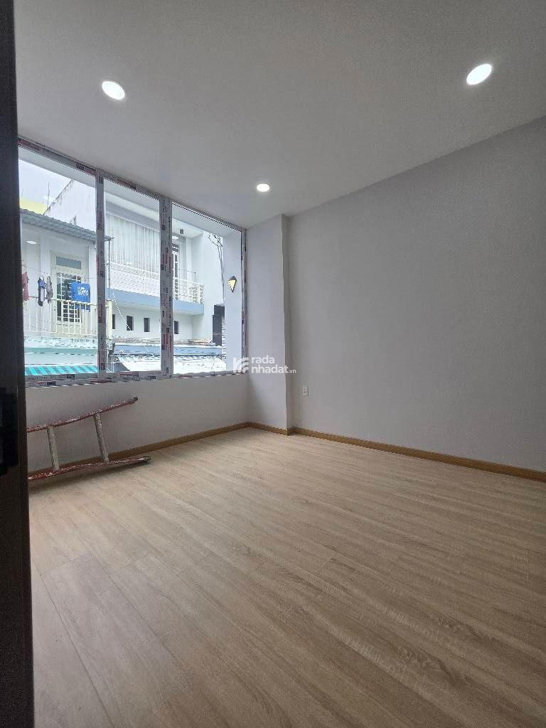 Kết cấu 2 Tầng BTCT, 4 Phòng ngủ, có phòng trệt cho người lớn tuổi, 2 nhà vệ sinh,  