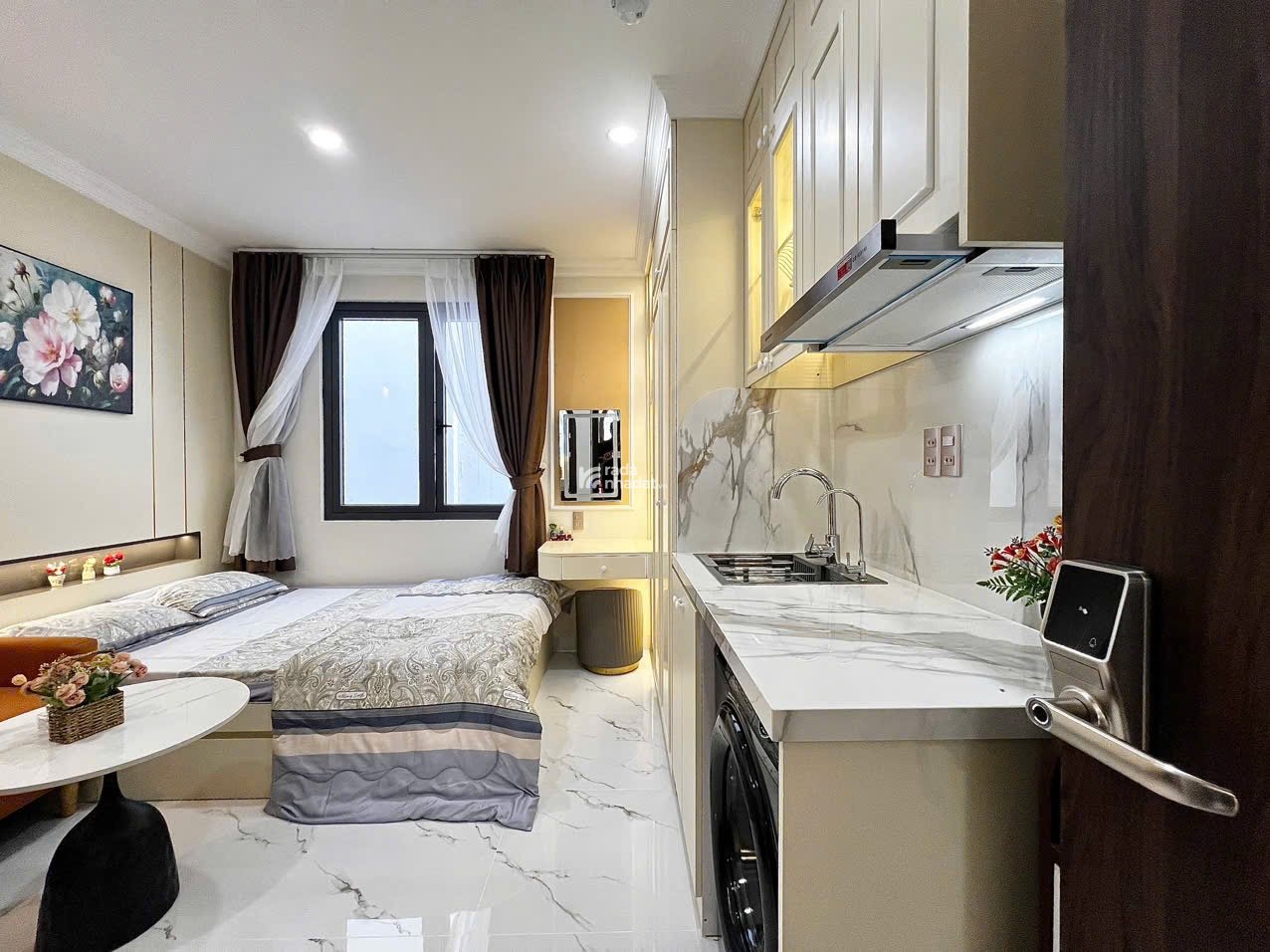 Cần tiền nhượng gấp nhà 3 tầng Huỳnh Văn Bánh, Phú Nhuận, full nội thất, SHR giá 4 tỷ 200 TL