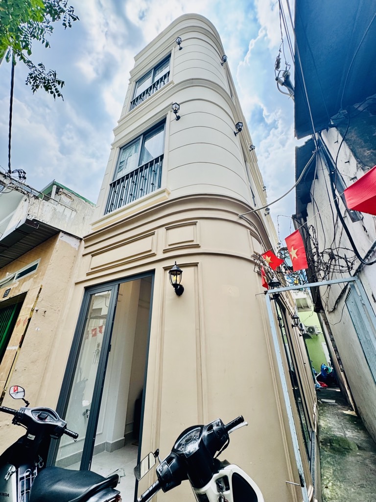 HIẾM - CHỈ 8.XTY CÓ NHÀ 4 TẦNG NGAY PHỐ ĐI BỘ BÙI VIỆN , TRUNG TÂM GIẢI TRÍ SẦM UẤT BẬT NHẤT QUẬN 1