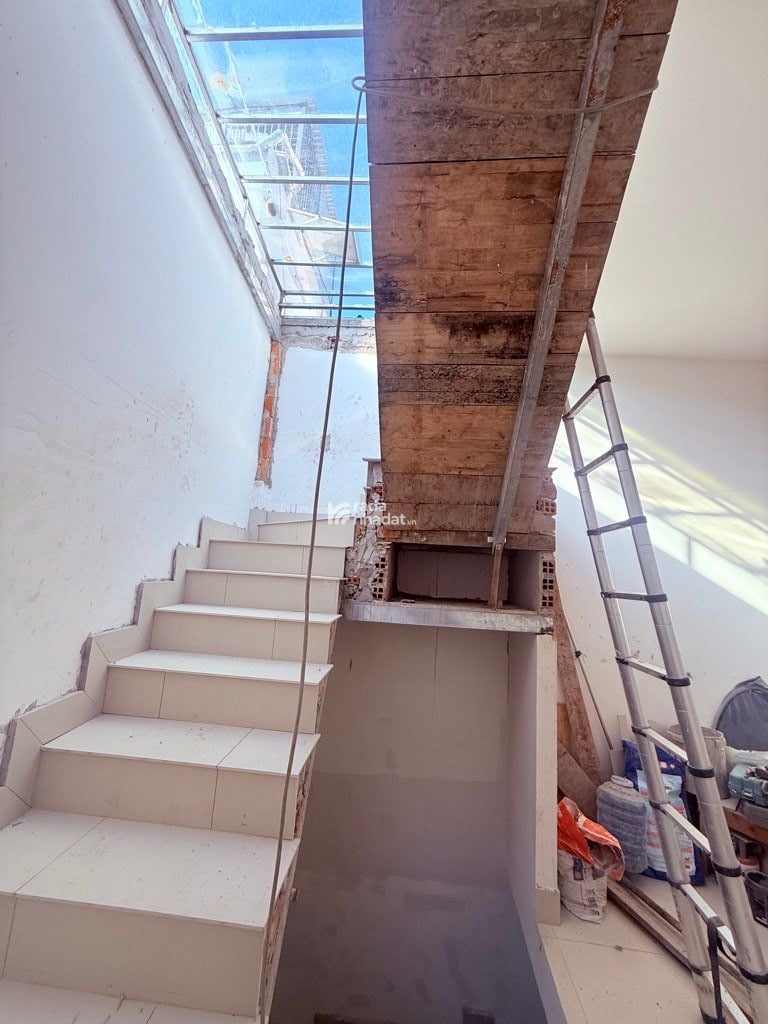 BÁN NHÀ HXH CHIẾN LƯỢC 84M2 6.7 TỶ BTCT 3 TẦNG 6 PHÒNG NGỦ BÌNH TÂN 
