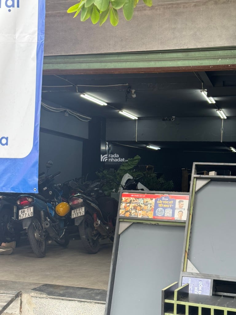 cần bán gấp toà nhà Văn phòng mặt tiền Lê Đại Hành Quận 11, đối điện sân bóng Phú Thọ.