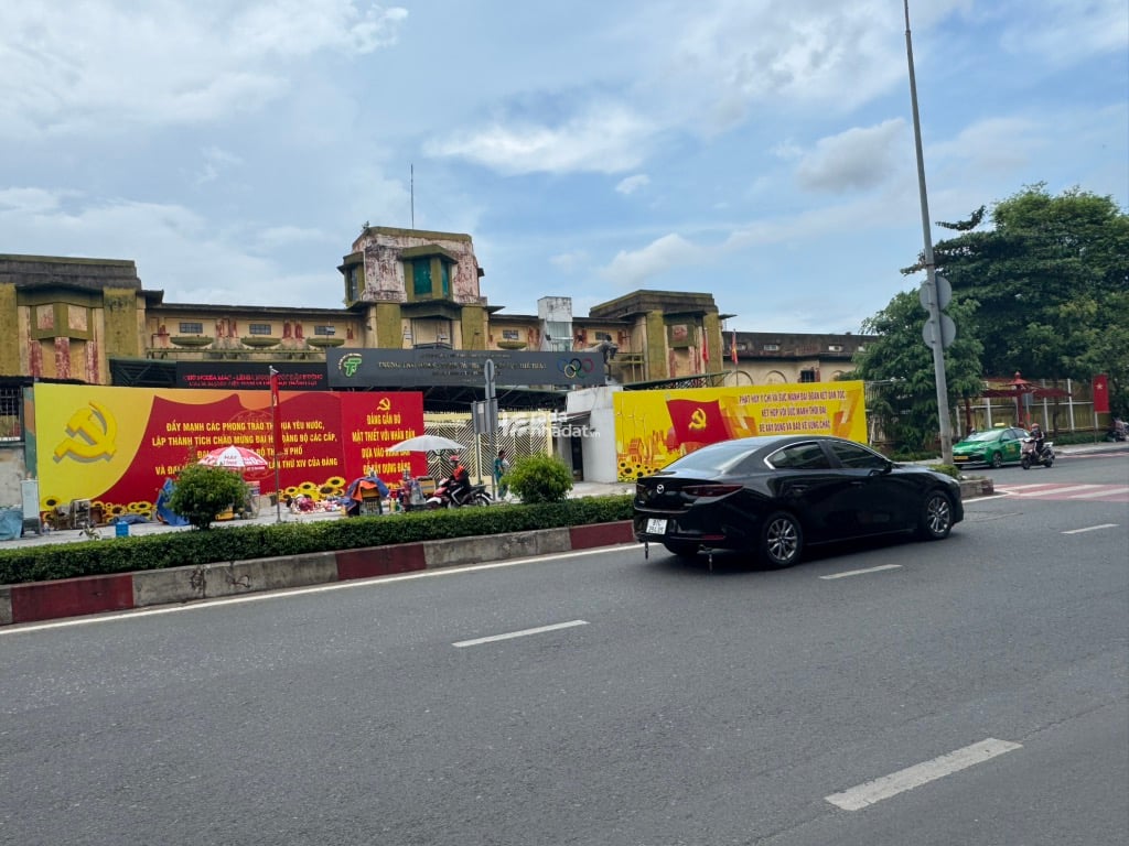 cần bán gấp toà nhà Văn phòng mặt tiền Lê Đại Hành Quận 11, đối điện sân bóng Phú Thọ.