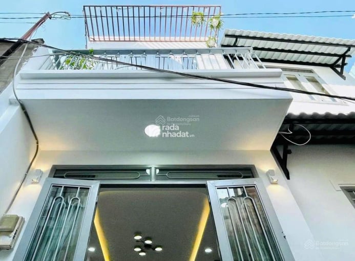 Bán nhà đường Lê Thị Hồng Quận GV, mặt tiền chợ, đường 6m có lề, 65m2 nhà vuông vức, giá 2t75 TL