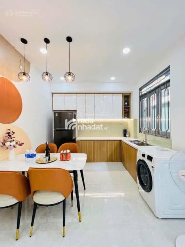 Bán nhà đường Lê Thị Hồng Quận GV, mặt tiền chợ, đường 6m có lề, 65m2 nhà vuông vức, giá 2t75 TL