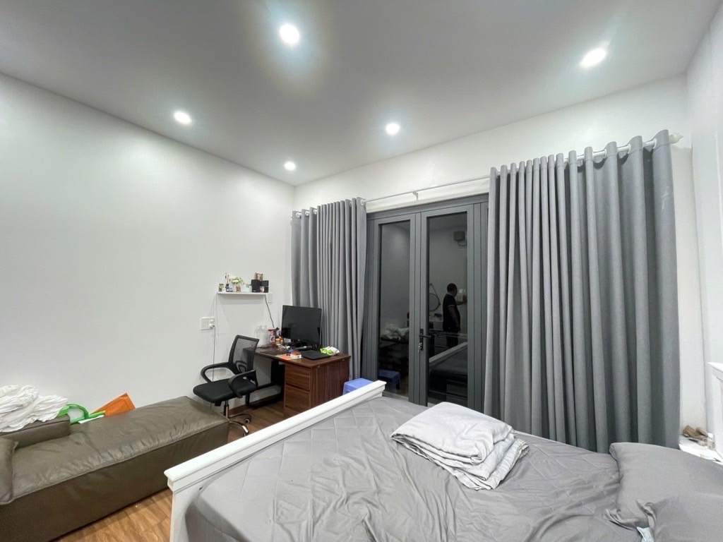  Nhà xây 1 trệt  2 lầu sân thượng 3 phòng ngủ lớn (có thể thiết thêm 1 PN nữa)
