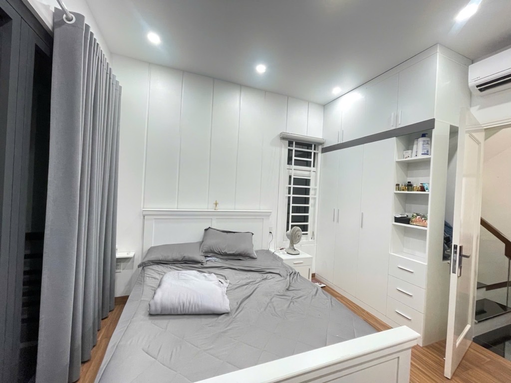  Nhà xây 1 trệt  2 lầu sân thượng 3 phòng ngủ lớn (có thể thiết thêm 1 PN nữa)