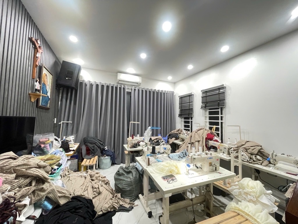  Nhà xây 1 trệt  2 lầu sân thượng 3 phòng ngủ lớn (có thể thiết thêm 1 PN nữa)
