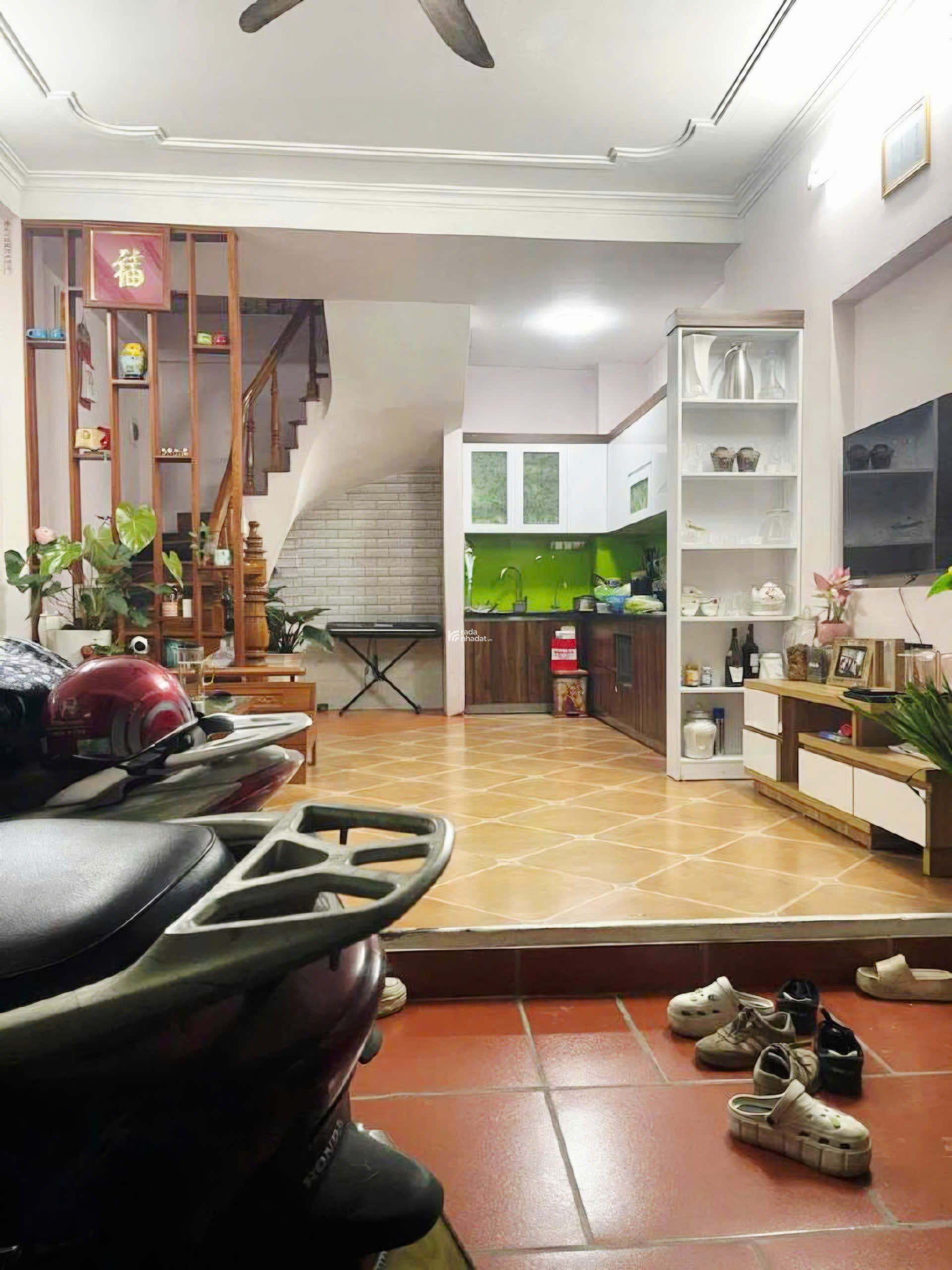 Chỉ hơn 7 tỷ bán gấp nhà Hoàng Hoa Thám 35m2 ngõ thông gần phố