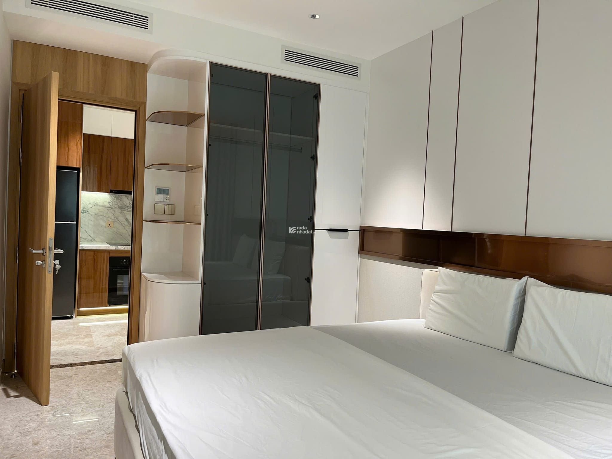 Cần tiền bán gấp căn hộ view sông  giếng trời toà nhà Mường Thanh số 04, căn nội thất đẹp