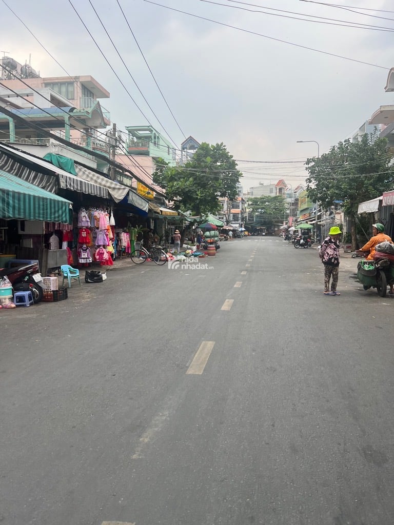 BÁN ĐẤT TẶNG NHÀ KHU VIP TÊN LỬA ĐƯỜNG 16M THU NHẬP 8TR/TH   