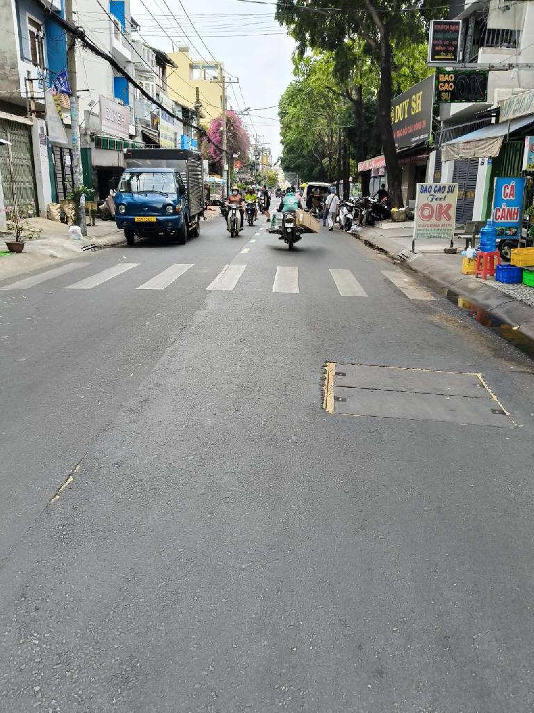 Nhà MT Thạch Lam, Khu buôn bán kinh doanh sầm uất,
