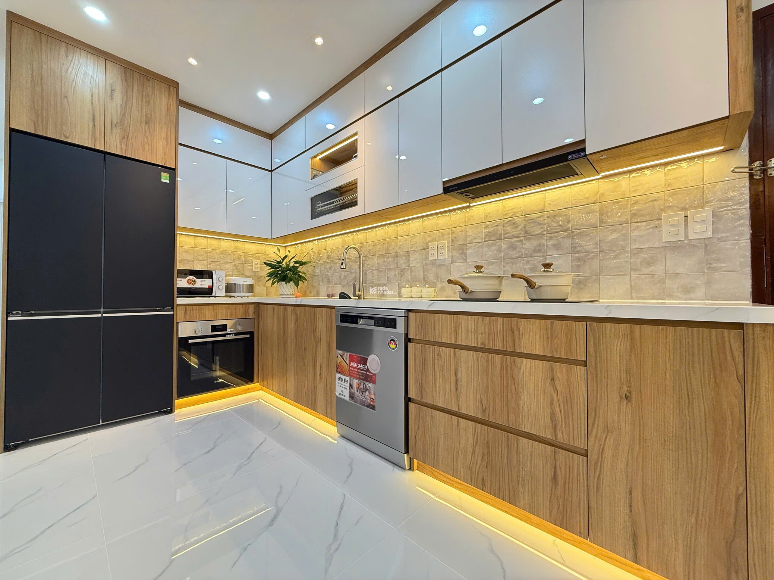 Bán nhanh căn hộ Sky garden 2, nhà mới 100/100, PMH, Q7, 3PN full nội thất, giá chỉ 6,6 tỷ 