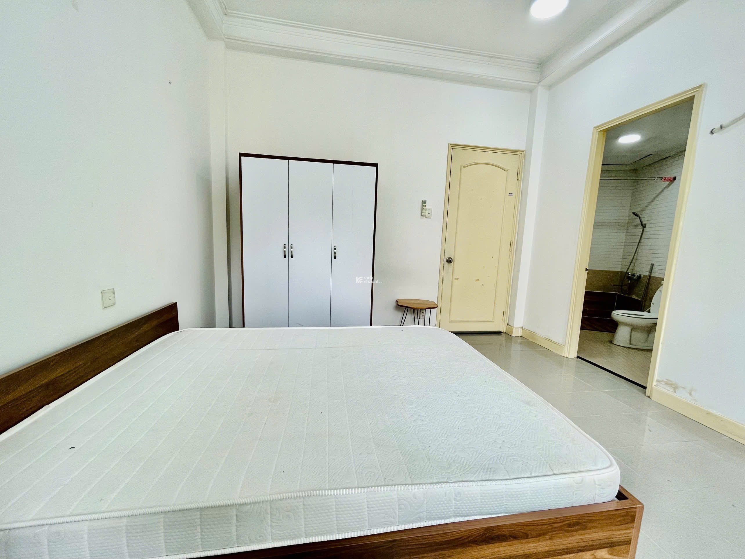 Phòng Trọ Tách Bếp Giá Rẻ Có Ban Công Quận 1 Gần Đại học Kinh Tế, Bùi Viện
