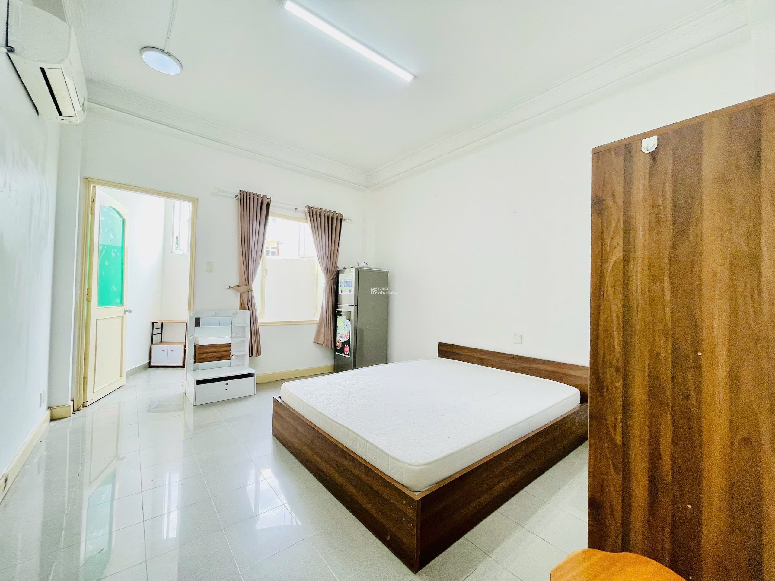 Phòng Trọ Tách Bếp Giá Rẻ Có Ban Công Quận 1 Gần Đại học Kinh Tế, Bùi Viện
