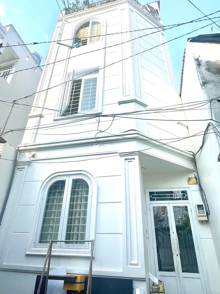 Bán nhà cách hẻm xe hơi 5 bước chân, 43m2, 3 phòng ngủ, đường Tân Mỹ quận 7