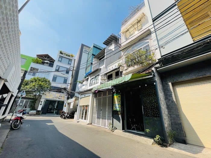 MẶT TIỀN KINH DOANH- 2 MẶT ĐƯỜNG XE HƠI TRƯỚC SAU THOÁNG MÁT- KHU VIP GẦN UBND PHÚ NHUẬN.