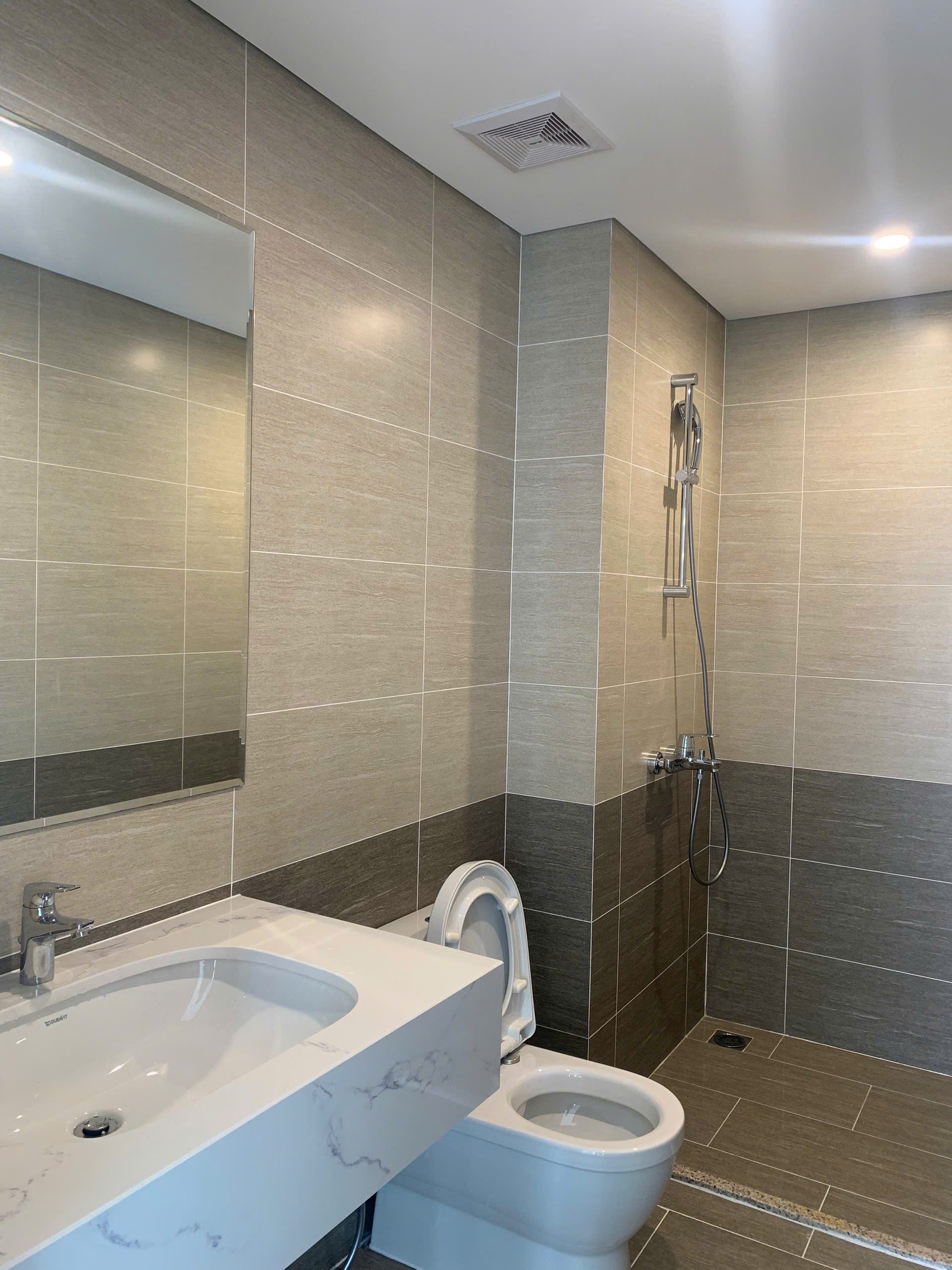 Cho thuê căn hộ BE loại 1 PN, diện tích 54m2. Gần Vincom sát công viên. Chỉ 7tr/th
