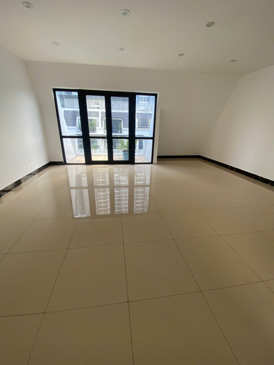 Cho thuê nhà Vinhomes Gardenia - Hàm Nghi - Mỹ Đình DT 93m2, MT 6m, 5 tầng thông sàn, giá 50 triệu
