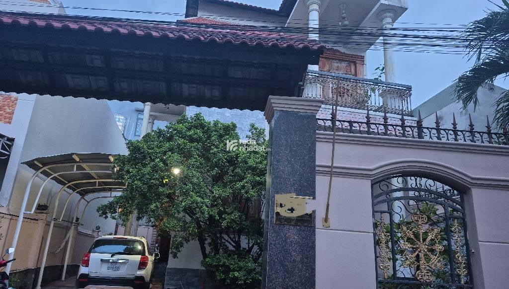 NHÀ ĐẸP Ở NGAY, NGANG HIẾM 10m, GẦN NÚT GIAO GÒ DƯA, 212m2 CHỈ 15,7 TỶ.
