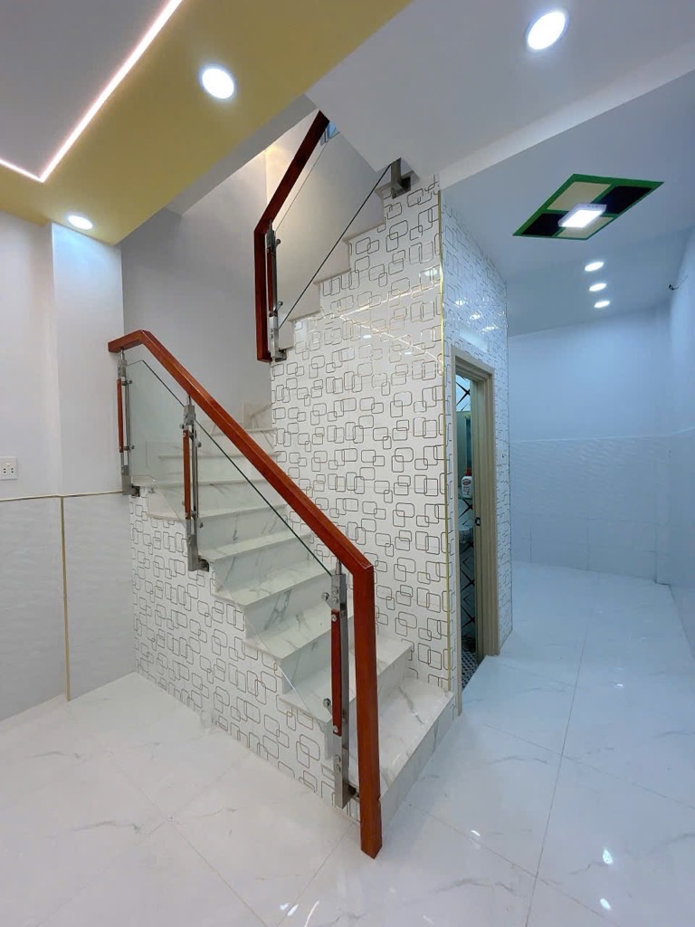 NHÀ XÂY MỚI DỌN VÀO Ở NGAY - KỀ BÊN LÊ THÚC HOẠCH - BÌNH LONG 