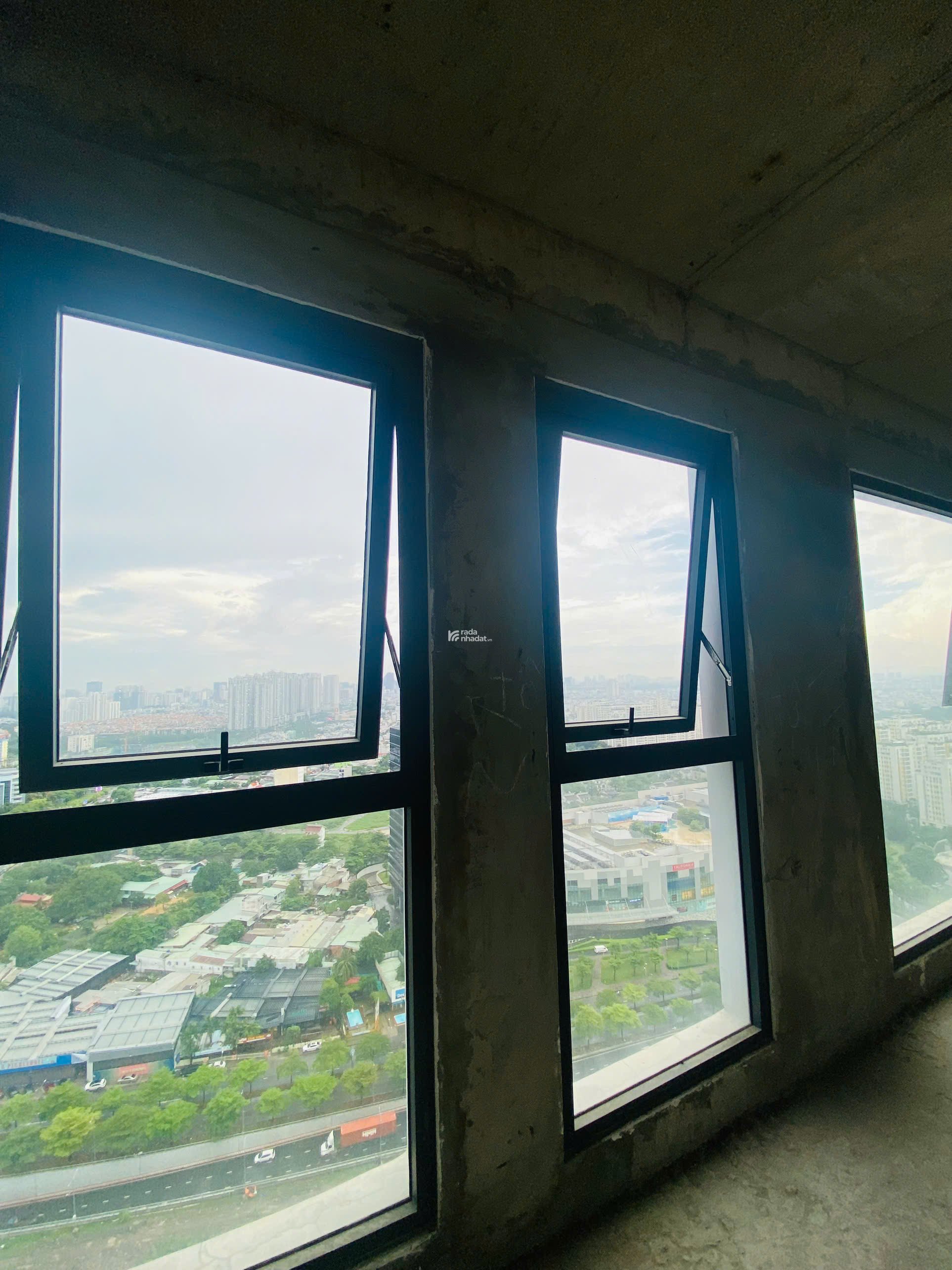 Bán nhanh căn 3PN suất nội bộ, giá 5,95 tỷ bao sổ, tầng cao view LM 81