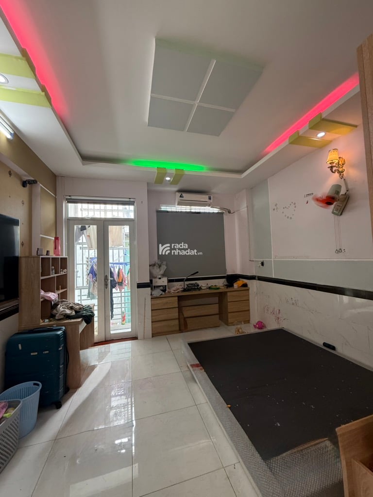 HUỲNH VĂN NGHỆ - TÂN BÌNH - NHÀ 2 TẦNG - 43 M2 - VUÔNG A4 - TẶNG NỘI THẤT -  3 TỶ 9