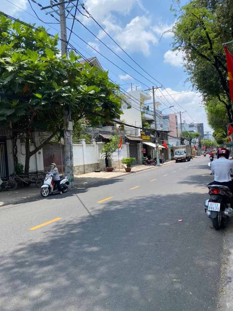 NHÀ ĐẸP Ở NGAY, DÒNG TIỀN HẤP DẪN, GẦN NÚT GIAO GÒ DƯA, 6,2X30; CHỈ 12,8 TỶ.