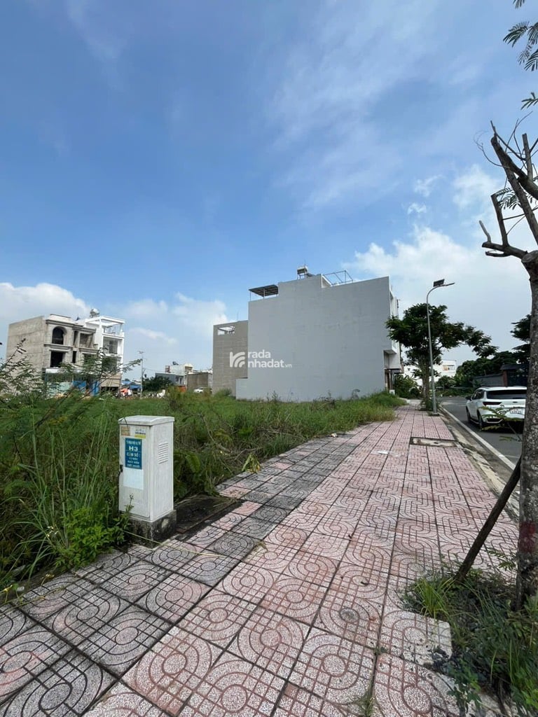 BÁN ĐẤT BÌNH TÂN 180M2 9.8 TỶ NGANG 8M ĐƯỜNG 20M CÓ VỈA HÈ PHÙ HỢP KHO BÃI HOẶC ĐẦU TƯ