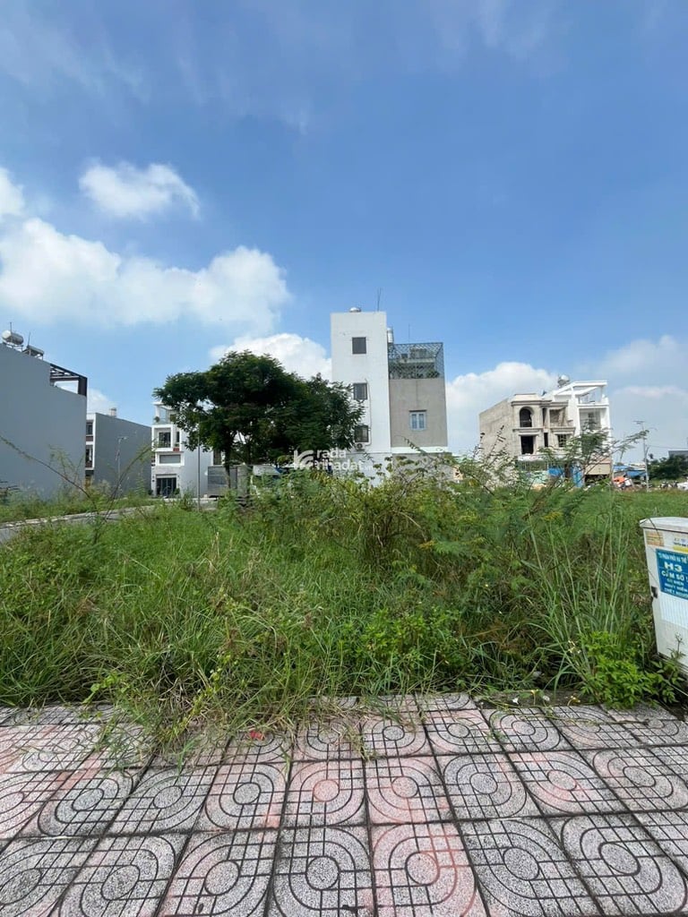 BÁN ĐẤT BÌNH TÂN 180M2 9.8 TỶ NGANG 8M ĐƯỜNG 20M CÓ VỈA HÈ PHÙ HỢP KHO BÃI HOẶC ĐẦU TƯ
