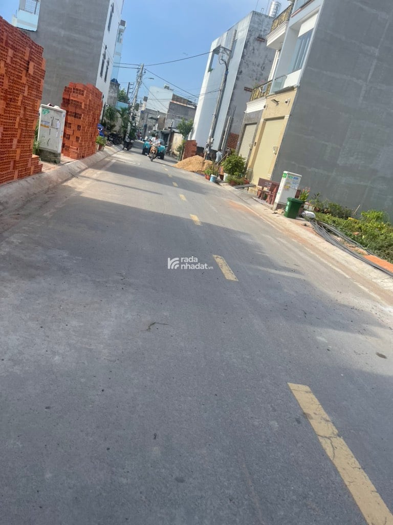 BÁN ĐẤT BÌNH TÂN 180M2 9.8 TỶ NGANG 8M ĐƯỜNG 20M CÓ VỈA HÈ PHÙ HỢP KHO BÃI HOẶC ĐẦU TƯ