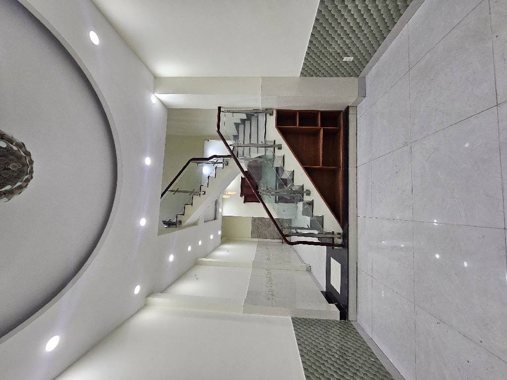 Đường Nhựa 8m Thông, Diện tích : Ngang 4 dài 15.Gồm.4 phòng Ngủ 5wc.