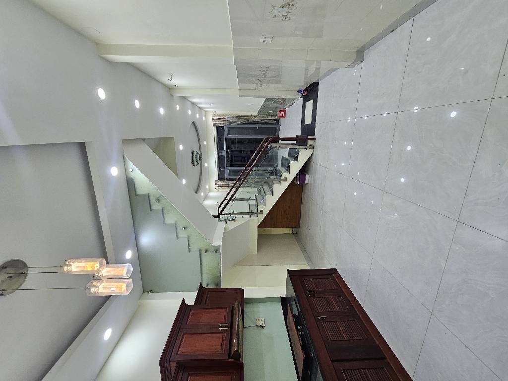 Đường Nhựa 8m Thông, Diện tích : Ngang 4 dài 15.Gồm.4 phòng Ngủ 5wc.