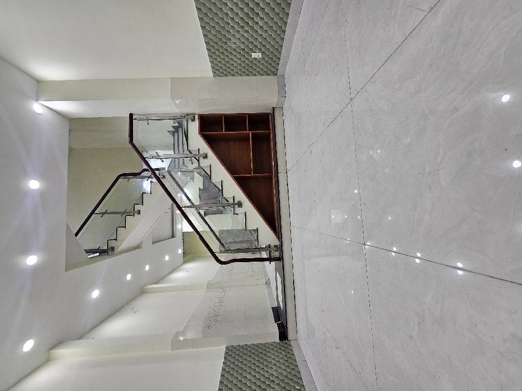 Đường Nhựa 8m Thông, Diện tích : Ngang 4 dài 15.Gồm.4 phòng Ngủ 5wc.