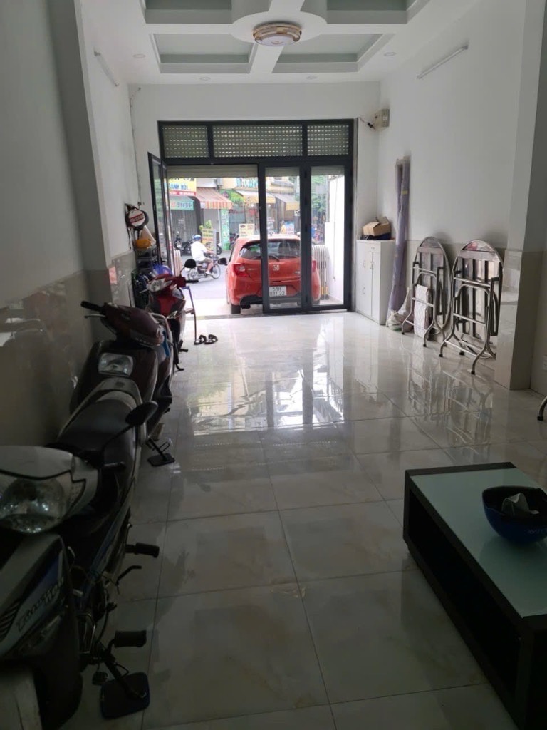 Diện tích:4x17mKết cấu:1 trệt 3 lầu 6 phòng ngủ 1 sân thượng trước sau Gần chợ trường học các cấp