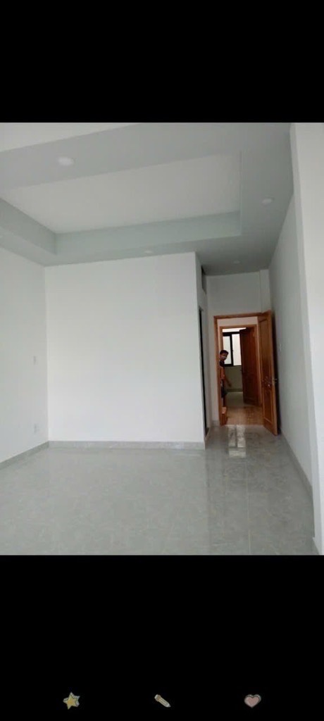 Diện tích:4x17mKết cấu:1 trệt 3 lầu 6 phòng ngủ 1 sân thượng trước sau Gần chợ trường học các cấp