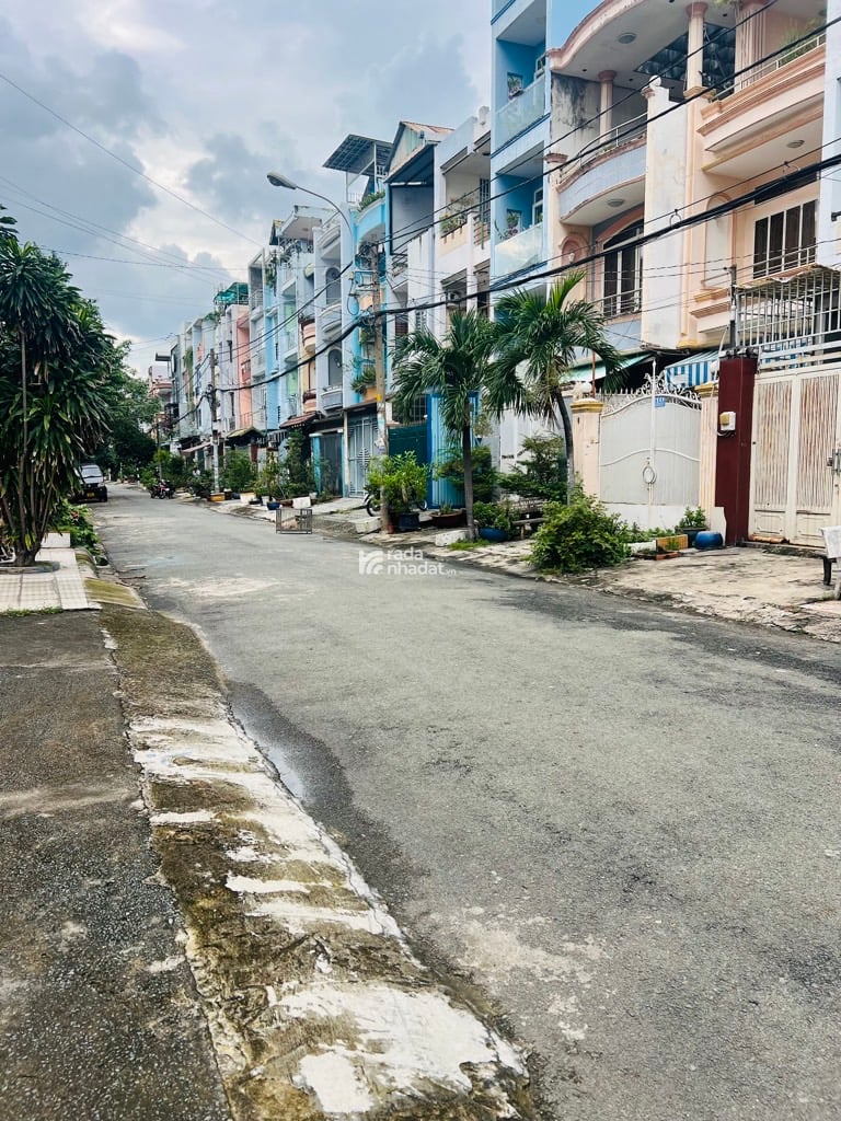 * Kết cấu 1 trệt 2 lầu sân thượng . Có 4 phòng ngủ - 3wc ....