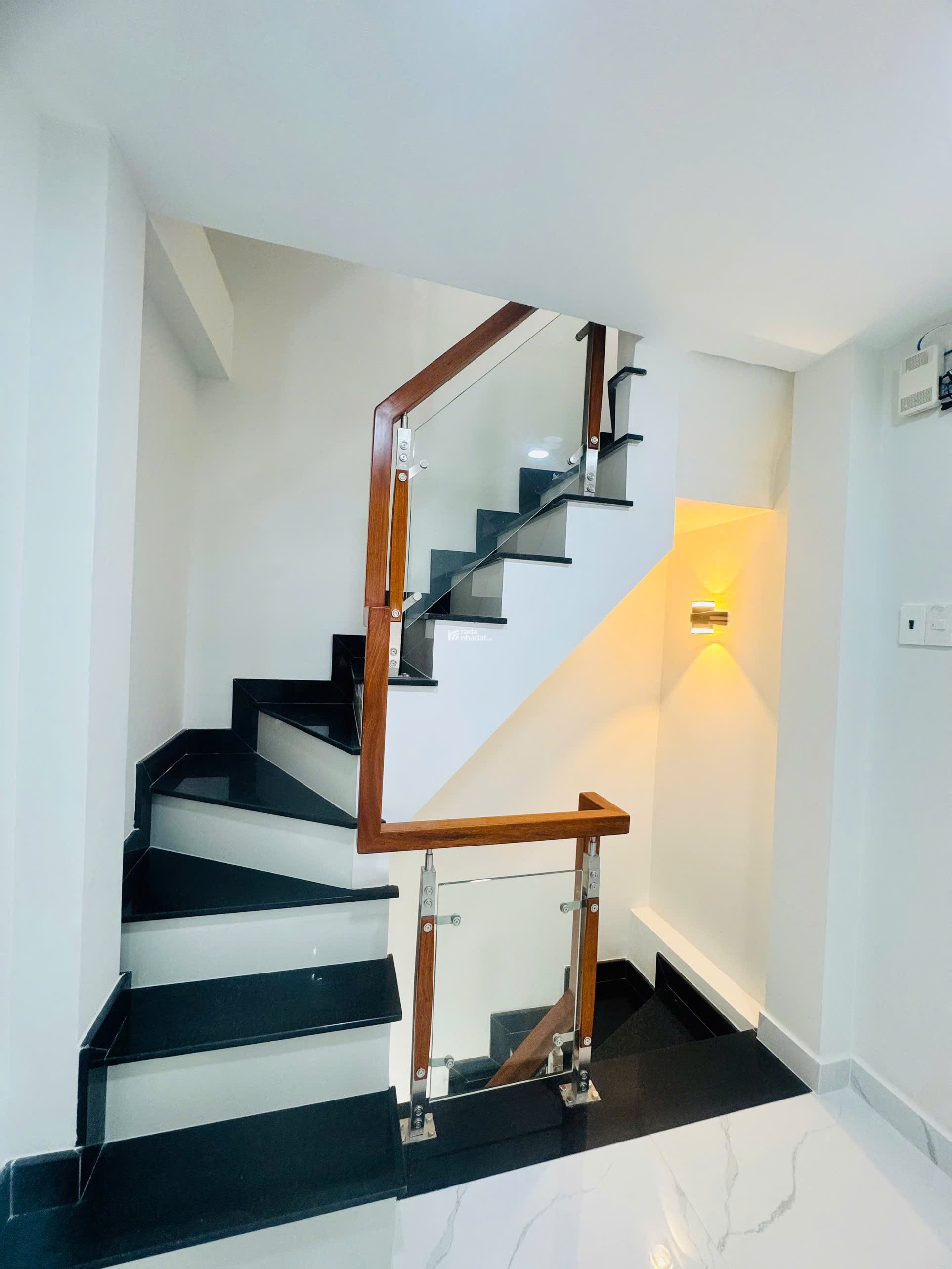 Bán nhà mặt tiền đường Nhật Tảo Quận 10 dt( 3 x 13m) giá 10.8 tỷ