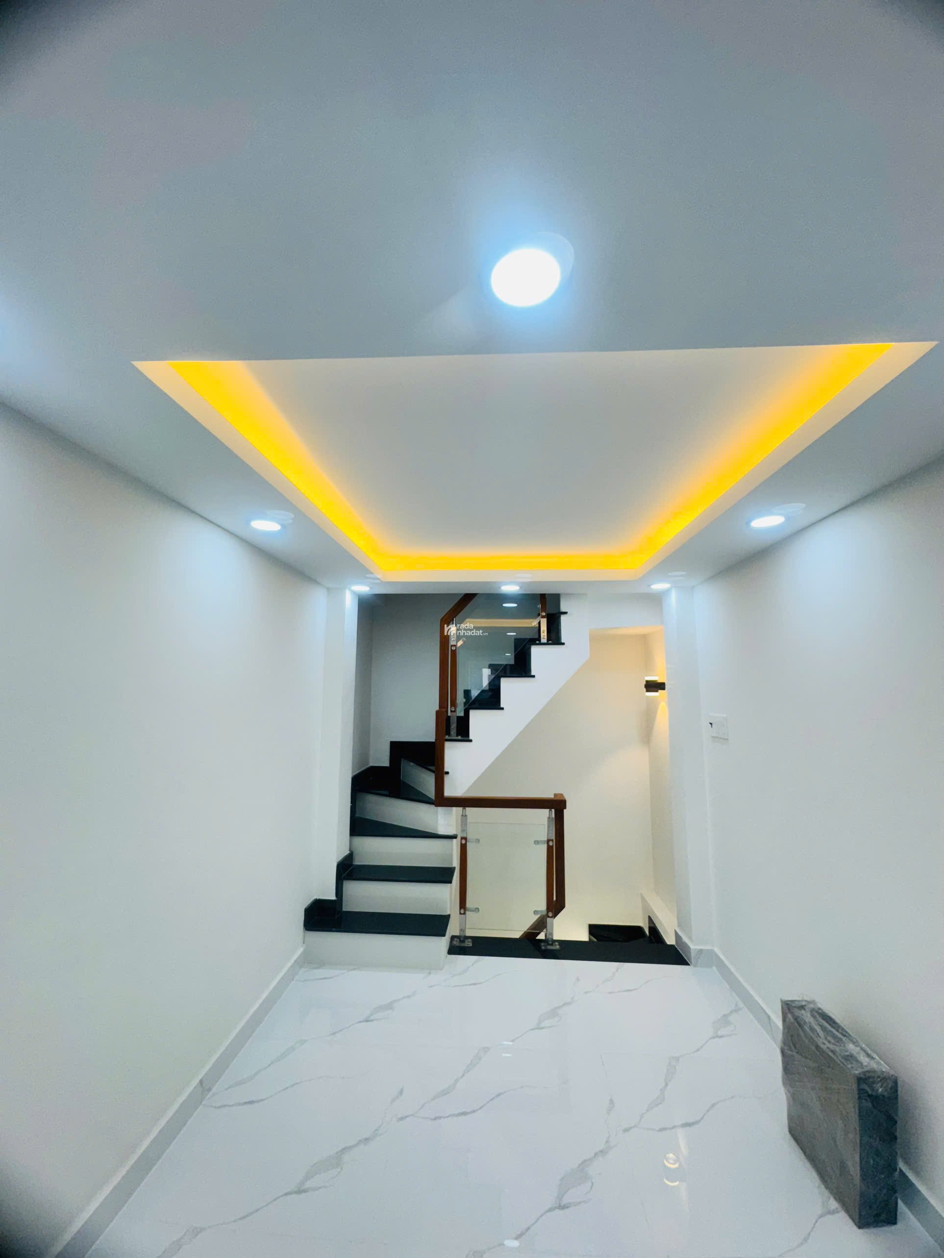 Bán nhà mặt tiền đường Nhật Tảo Quận 10 dt( 3 x 13m) giá 10.8 tỷ