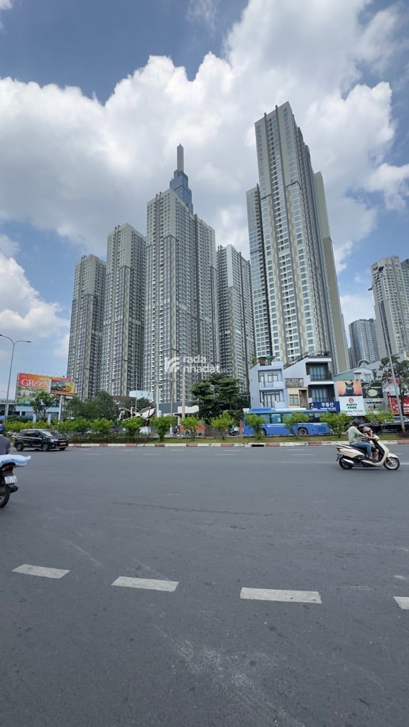 NGAY LANDMARK 81, NGUYỄN HỮU CẢNH, BÌNH THẠNH, 150M2 TIỆN XÂY. GIẢM 350TR CHỈ CÒN 5.5T  