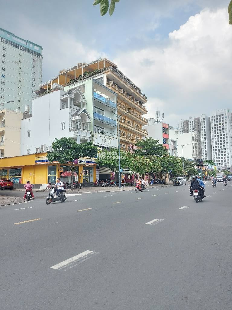  Sát công viên, không khí trong lành, ngay đường Tô Hiệu, phố ăn nhậu sầm uất,