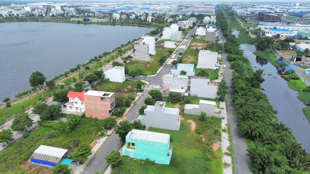 LOA LOA LOA ! Bán gấp nền kinh doanh mặt tiền 6x17,5m view hồ