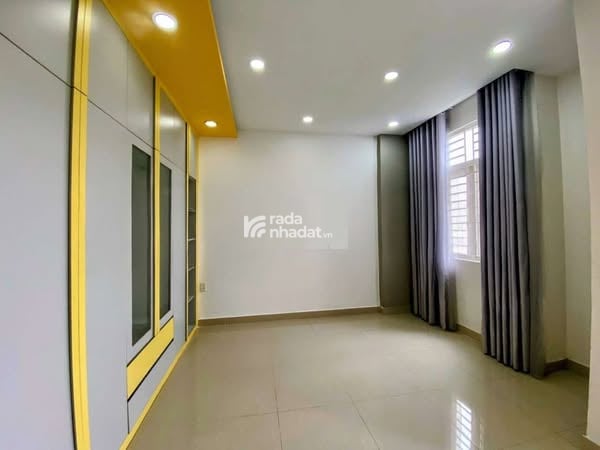 CHO THUÊ NHÀ MT ĐƯỜNG KDC 606, GIÁP HỒNG LONG, 1 TRỆT 2 LẦU, SÂN XE HƠI, 17TR.